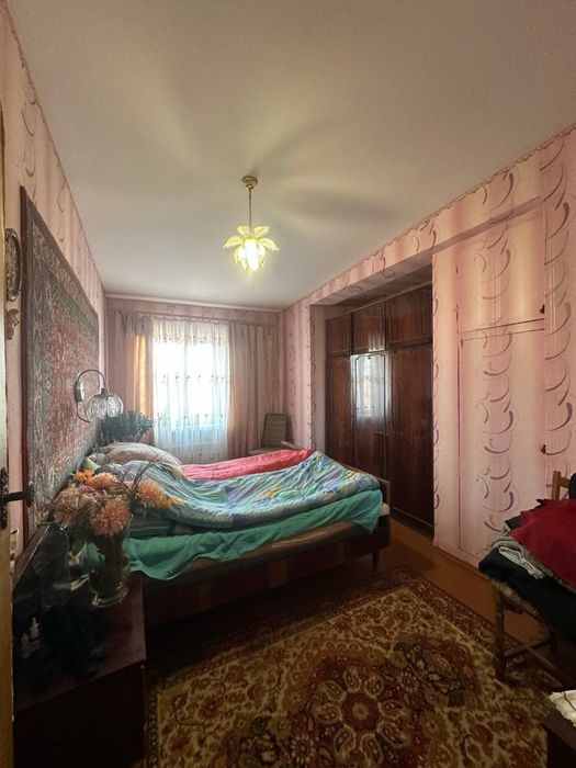 Продається трикімнатна квартира