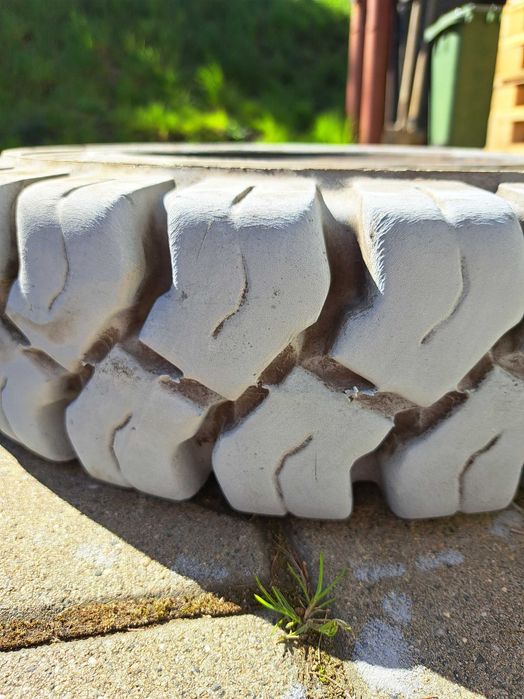 Opony pełne do wózka widłowego Solideal Magnum 6.00-9 NB - używane