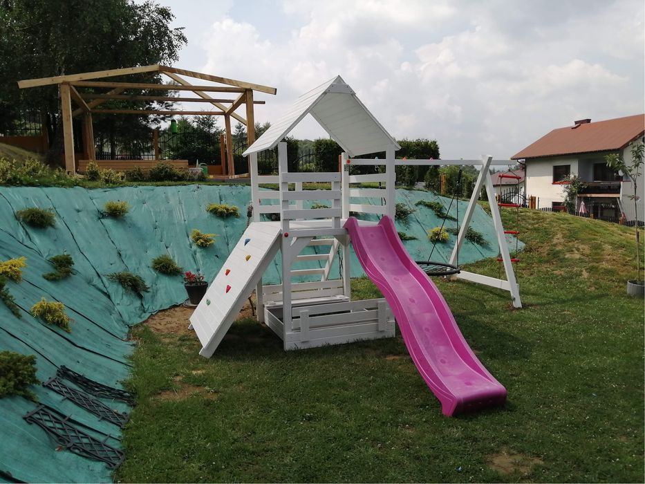 Plac zabaw scianka wspinaczkowa hustawki zjezdzalnia piaskownica