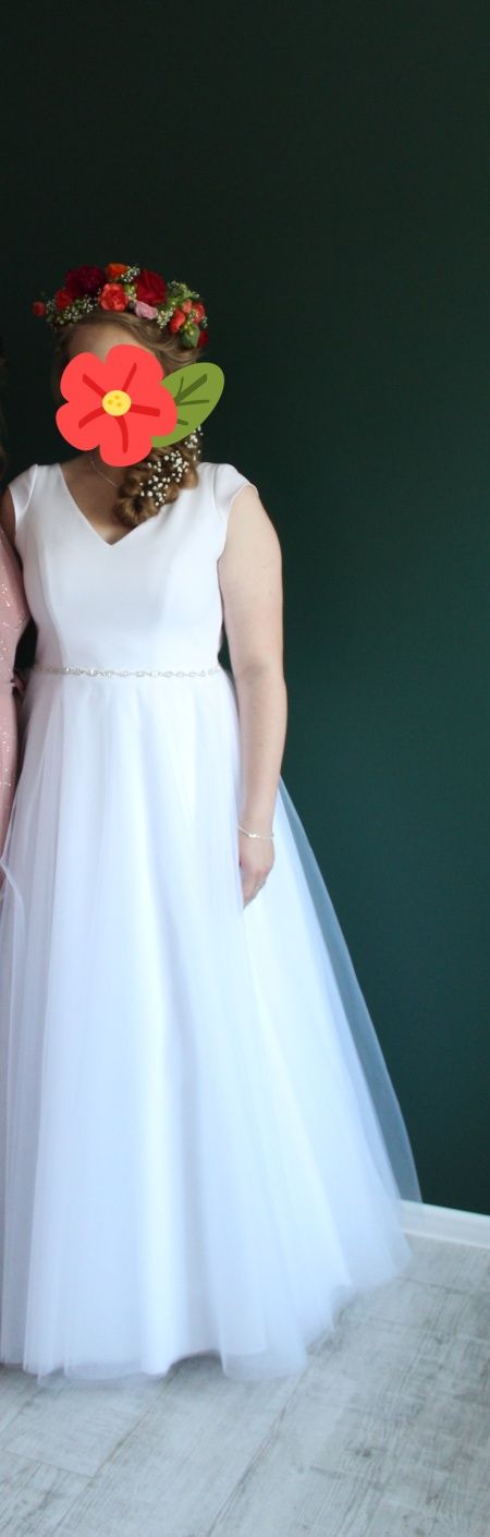 Klasyczna prosta suknia ślubna z 2023 roku