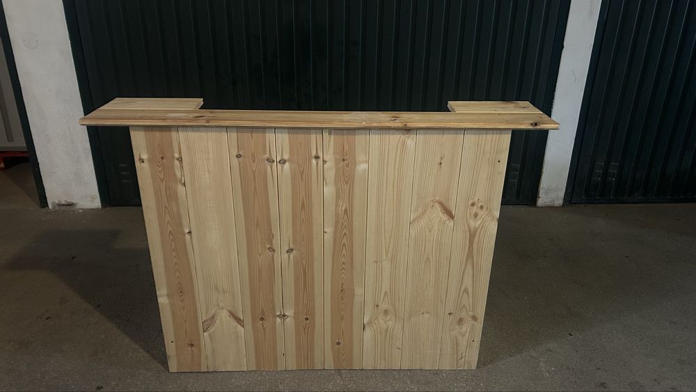 Bancada de madeira para sessões fotográficas ou festas