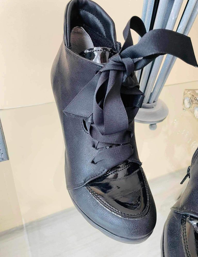Buty czarne na koturnie z ozdobnymi sznurówkami