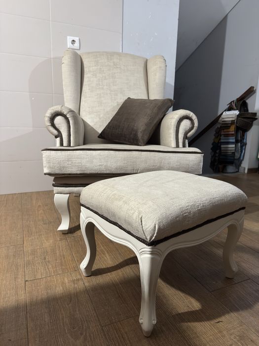 Poltrona/ Cadeirão com repousa-pés e almofada