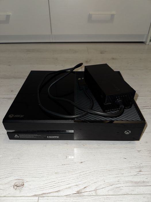 Xbox One + kontroler Afterglow Wave przewodowy + 5 gier
