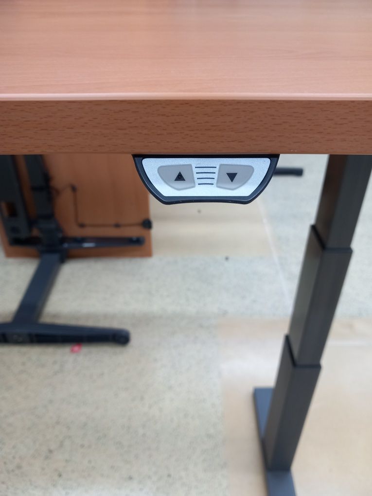 Biurko elektryczne z elektrycznie regulowanym blatem