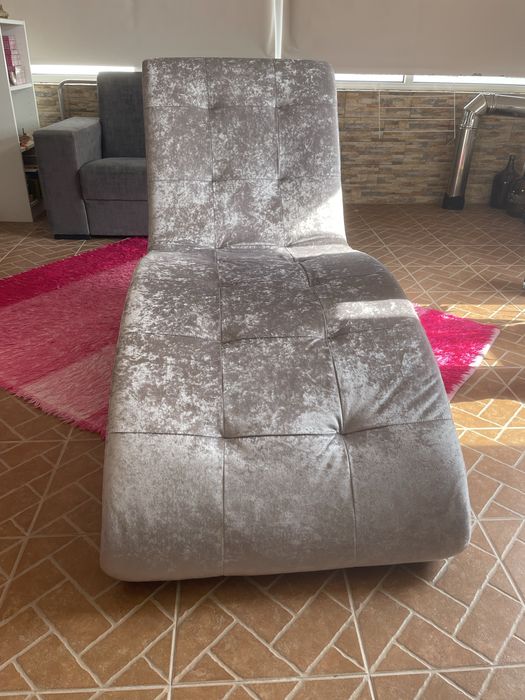 Chaise longue na cor cinzenta