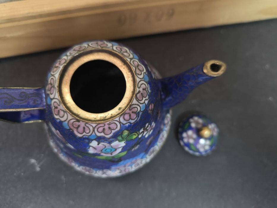 Bule de porcelana com flores.
Bule decorativo em porcelana e metal com