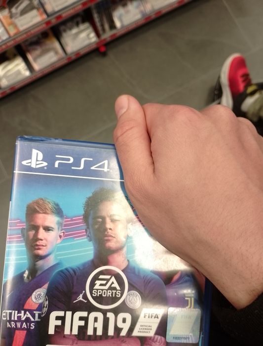 Ps4 1000 GB com comando original nova com fifa jogo
C