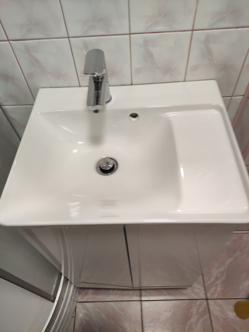 Umywalka z szafką i bidetką
