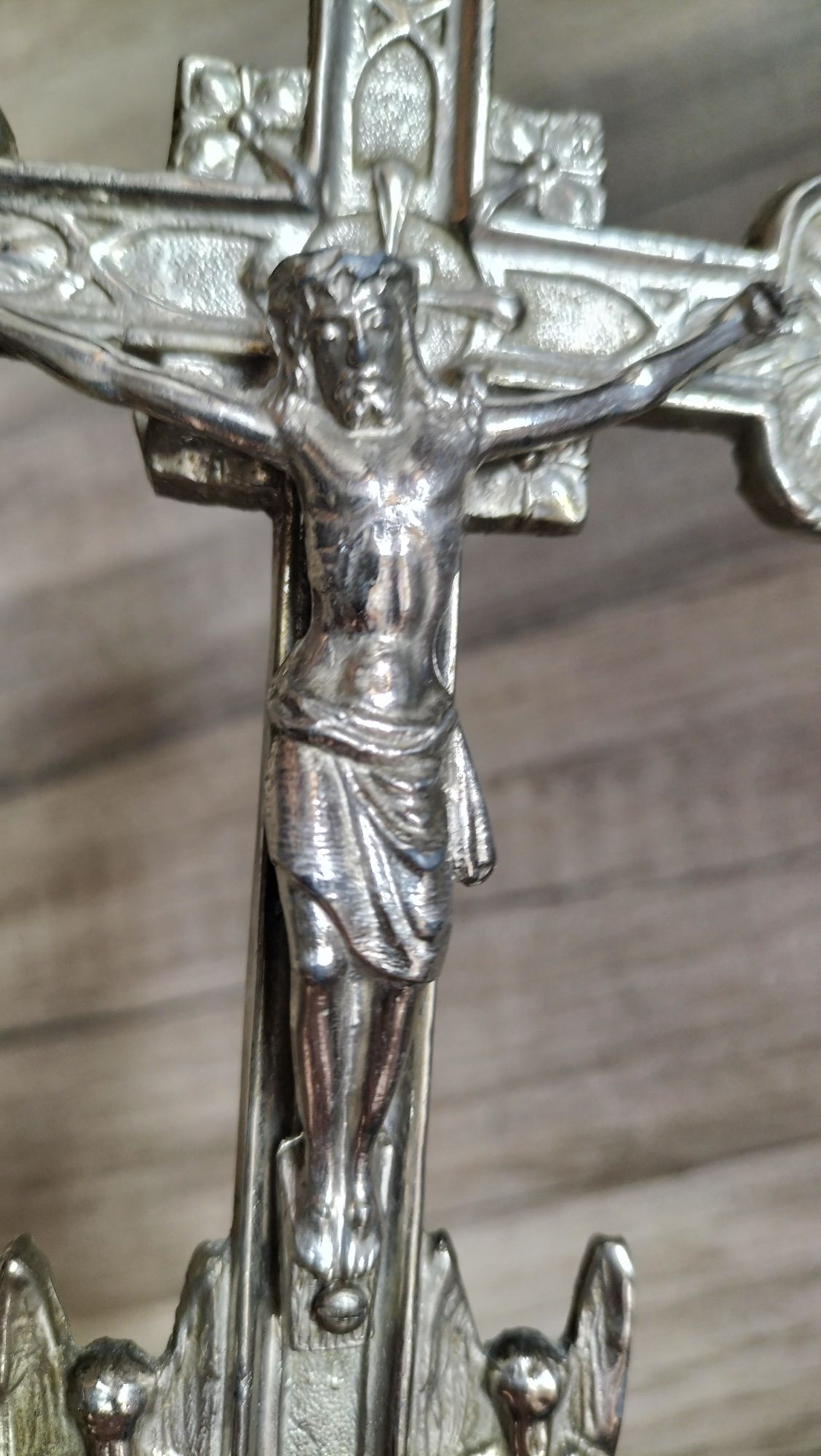 Stary krzyż krucyfiks stojący na trójnogu pasyjka