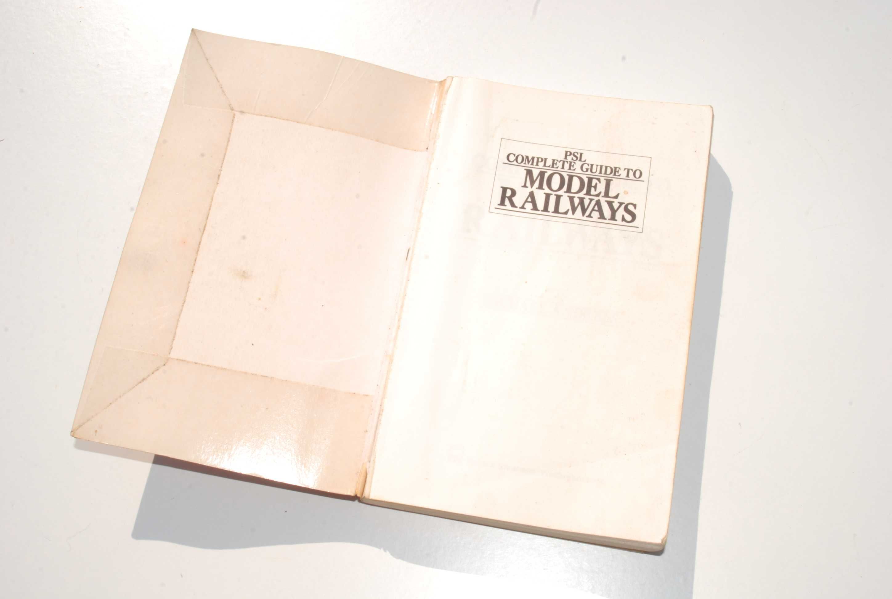 Stara książka przewodnik po modelach kolejowych 1986