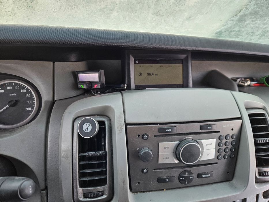 Opel Vivaro  Opel Vivaro 2.5 dCi 2009 Long, Tempomat, Klima, Nawigacja – 3 osobowy