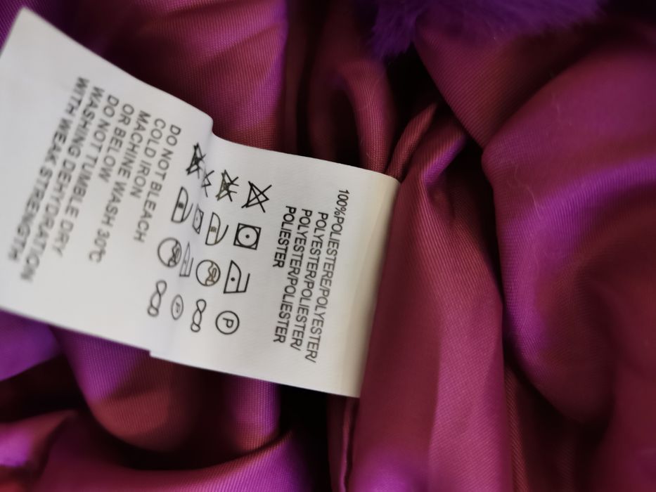 Cudowne amarantowe krótkie lekkie futerko z kapturem M