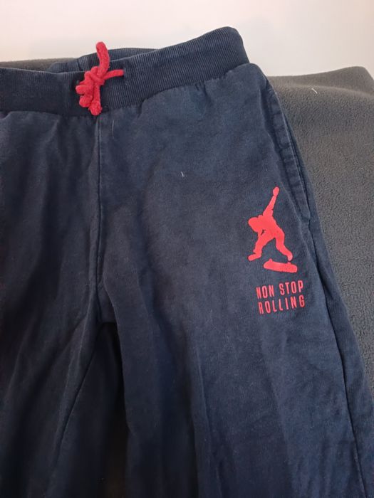 Spodnie dresowe r. 146