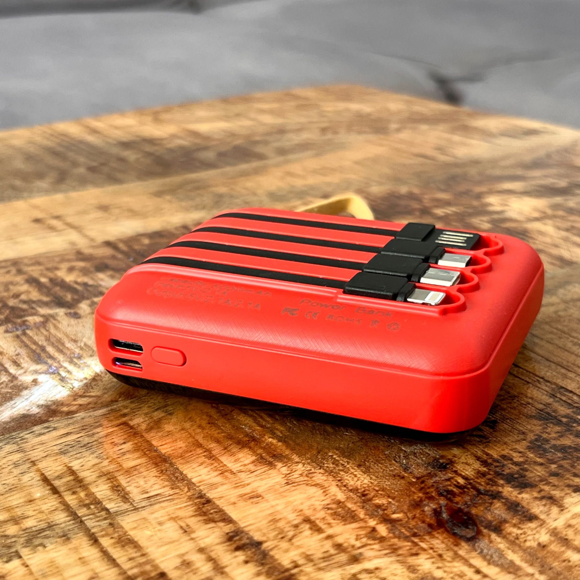 Mini powerbank 5000 mAh, z 4 wbudowanymi kablami USB-C, microUSB...