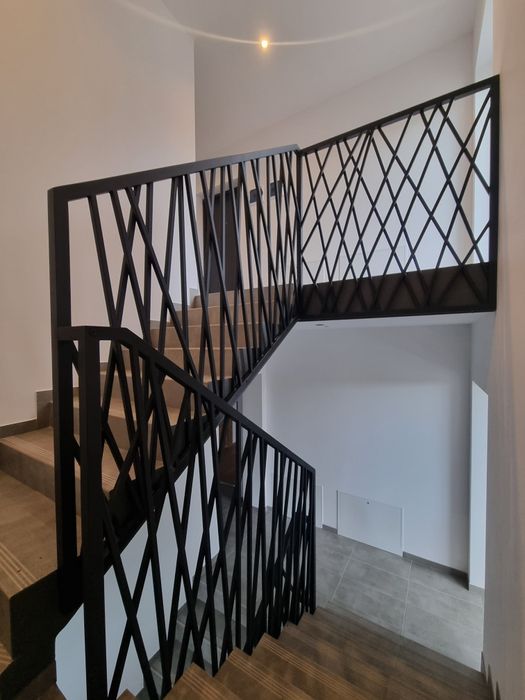 Balustrady wewnętrzne,barierki schody konstrukcje ażurowe poręcze