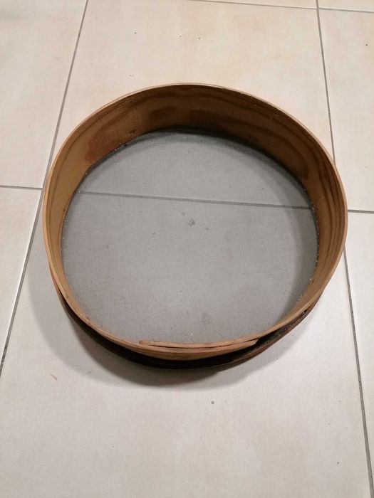 Peneira antiga de madeira para farinhas