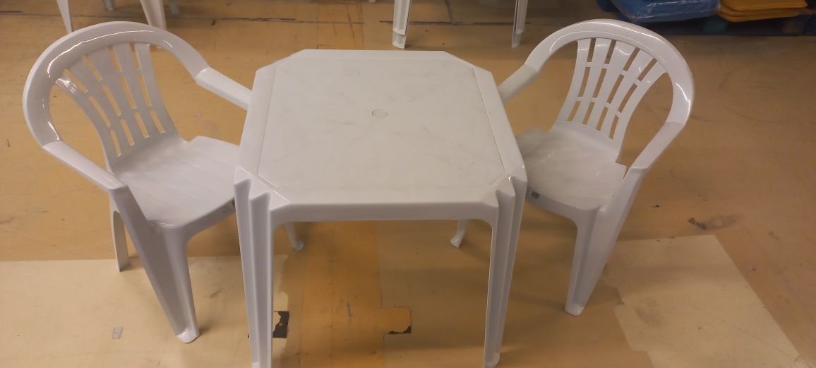 Mesa + 2 cadeiras Novas