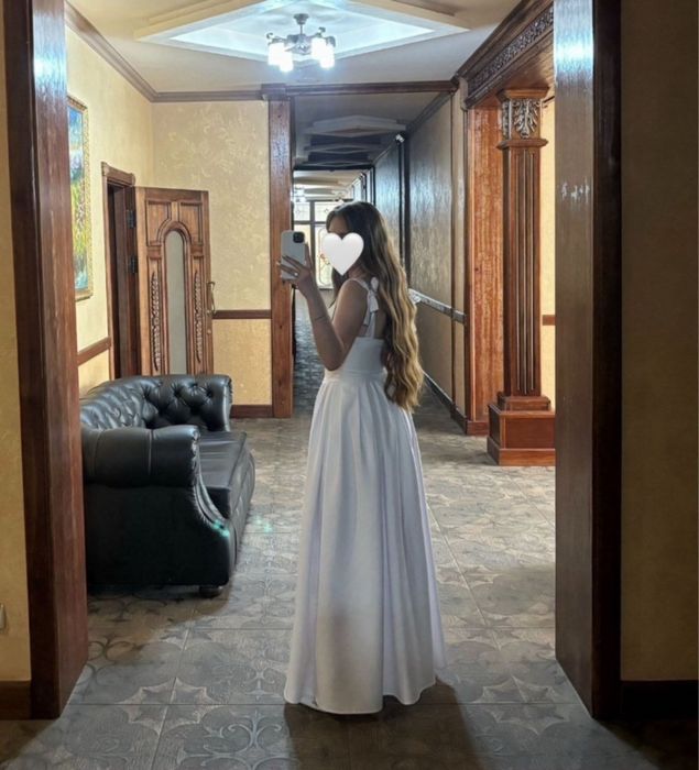 Випускна біла сукня