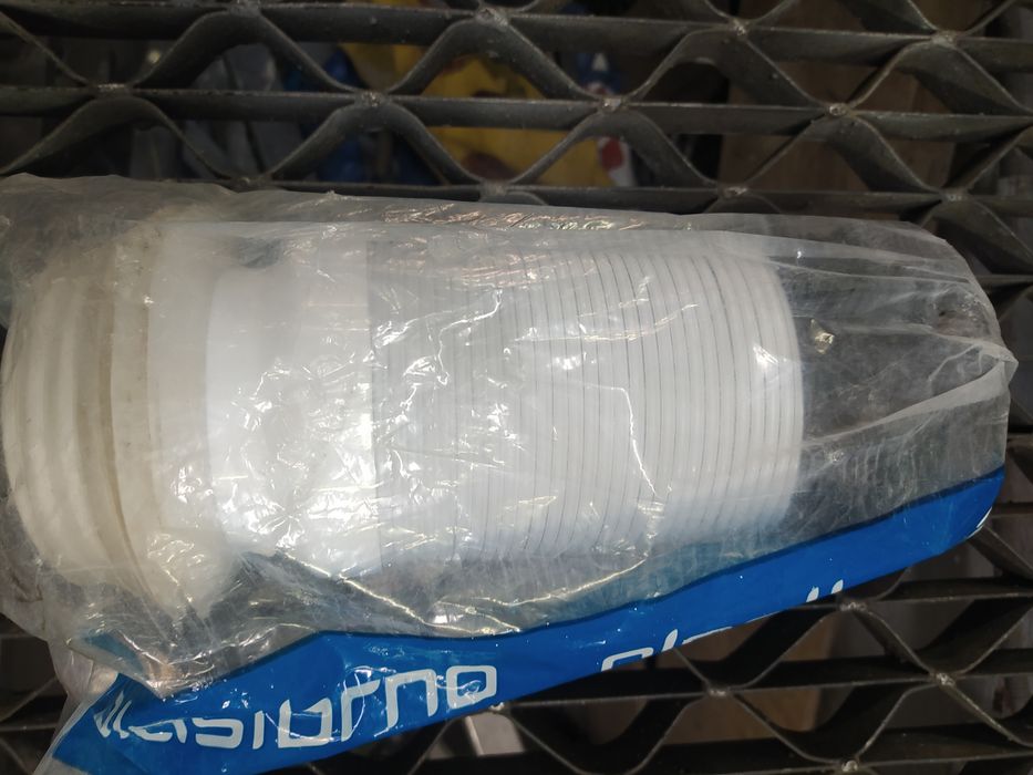 Łącznik giętki do stelaża podtynkowego