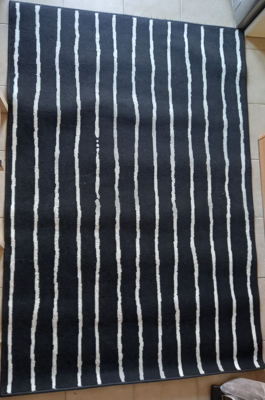 Tapete branco e preto