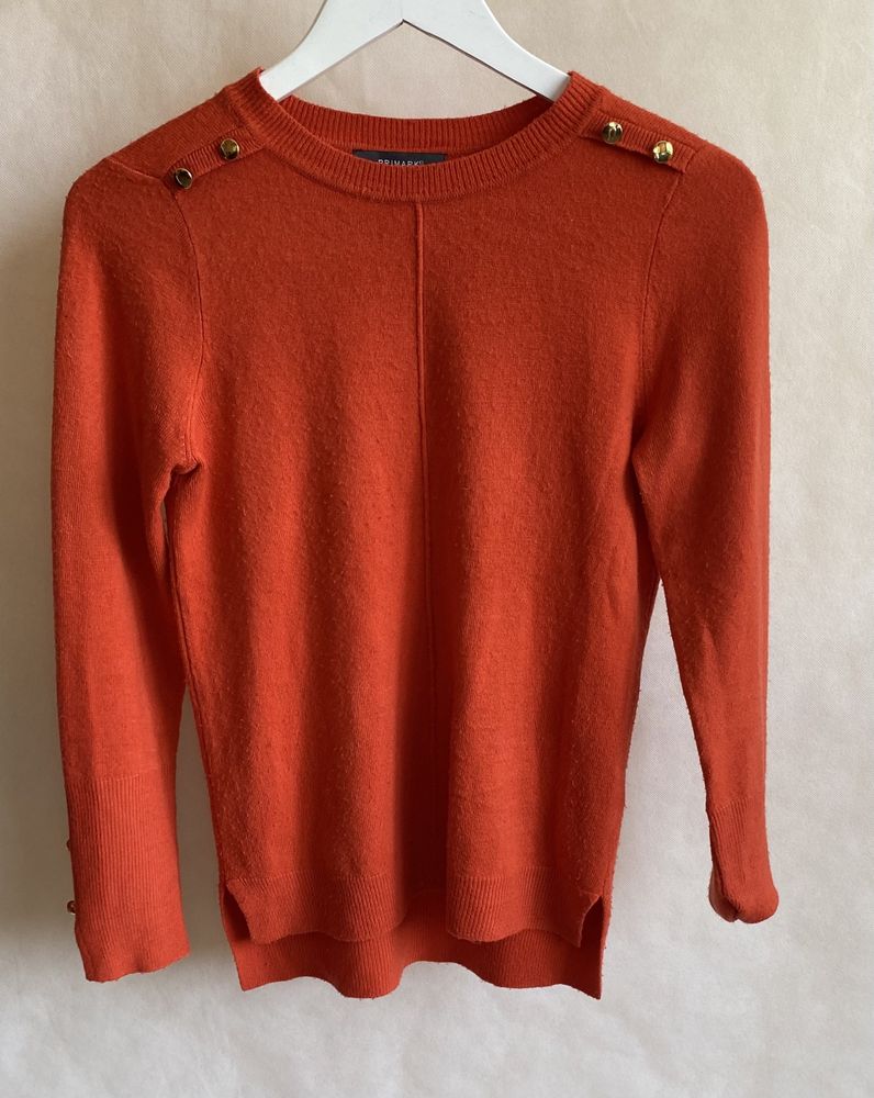 Pomarańczowy sweter Primark z guzikami na ramionach r. 32/34