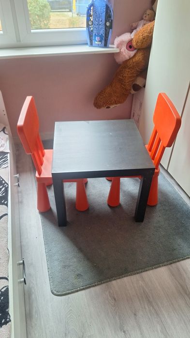 Stoliczek z dwoma krzesełkami dla dzieci