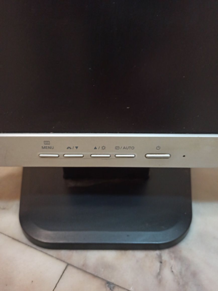 Ecran LCD Samtron