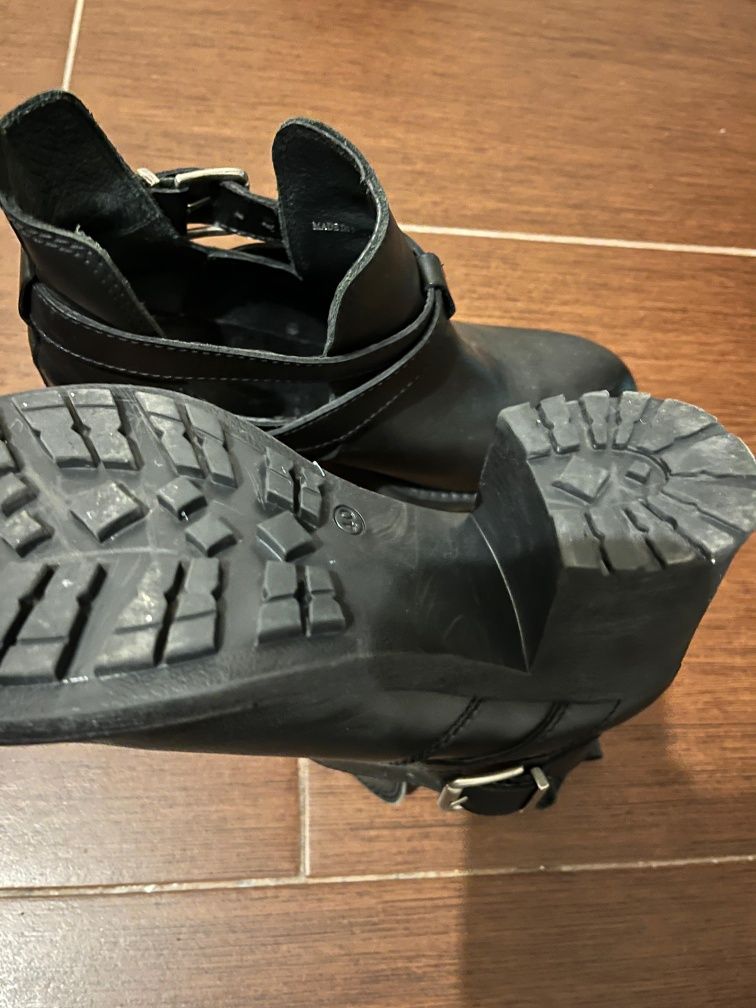 Botas em pele 40 em ótimas condições usados