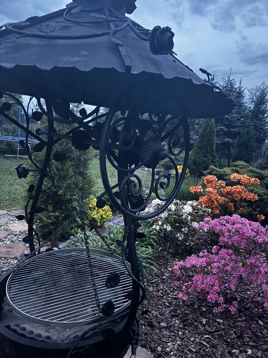 Przepiękny zdobiony grill ogrodowy