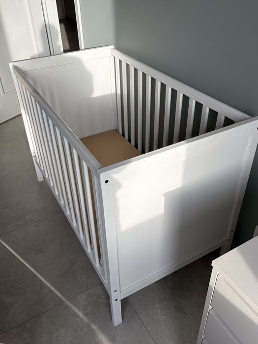 białe łóżeczko dziecięce ikea sundvik