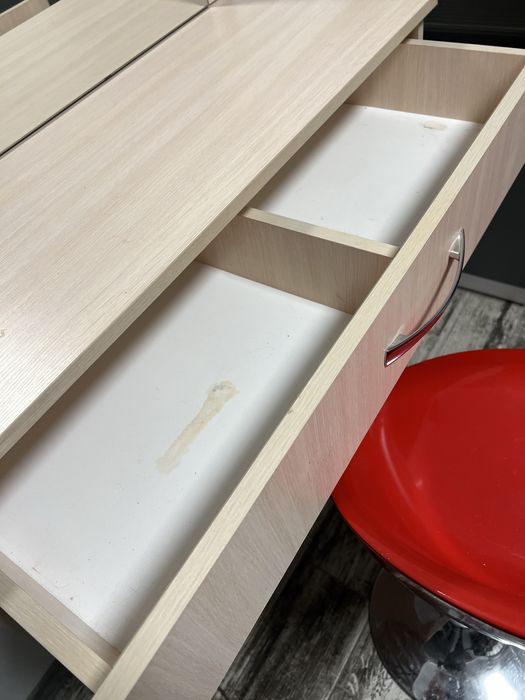 Візажне дзеркало і барний стілець, гримерне дзеркало