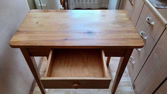 stół drewniany z taboretami - zestaw
