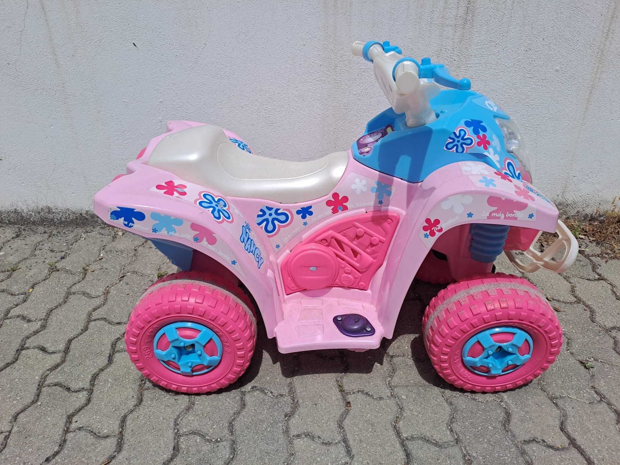 Moto4 menina com bateria