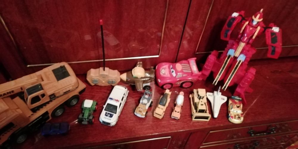 Машинки іграшкові лот .