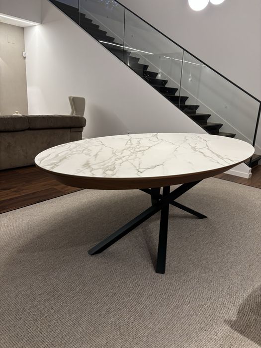 Mesa de jantar oval com tampo fixo revestido a cerâmico branco/cinza