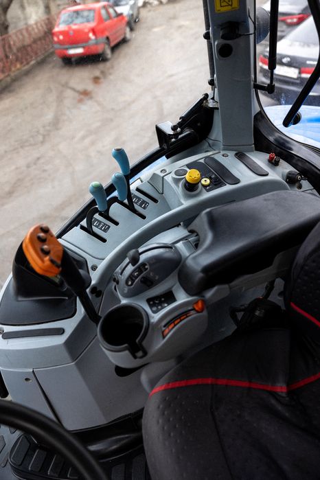 Трактор New Holland t7060