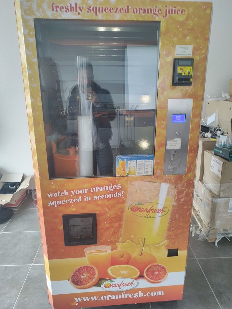 Maquina vending sumo laranja