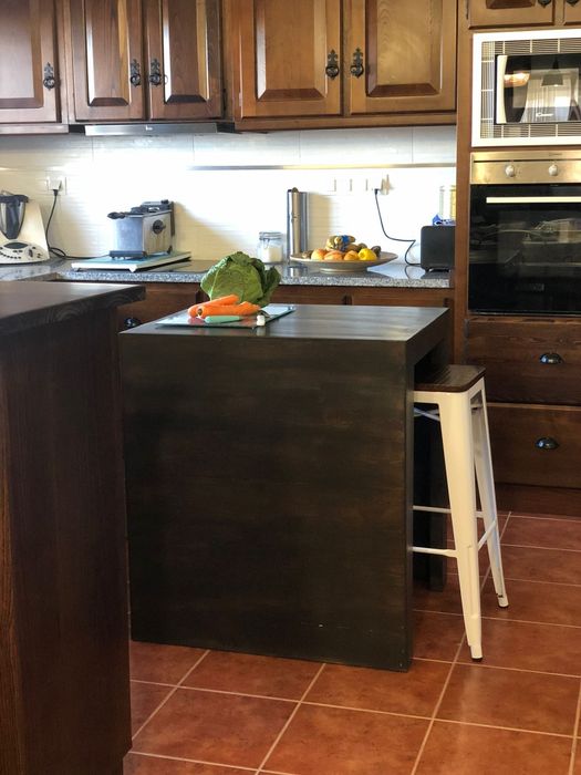 Ilhas de madeira para cozinha.