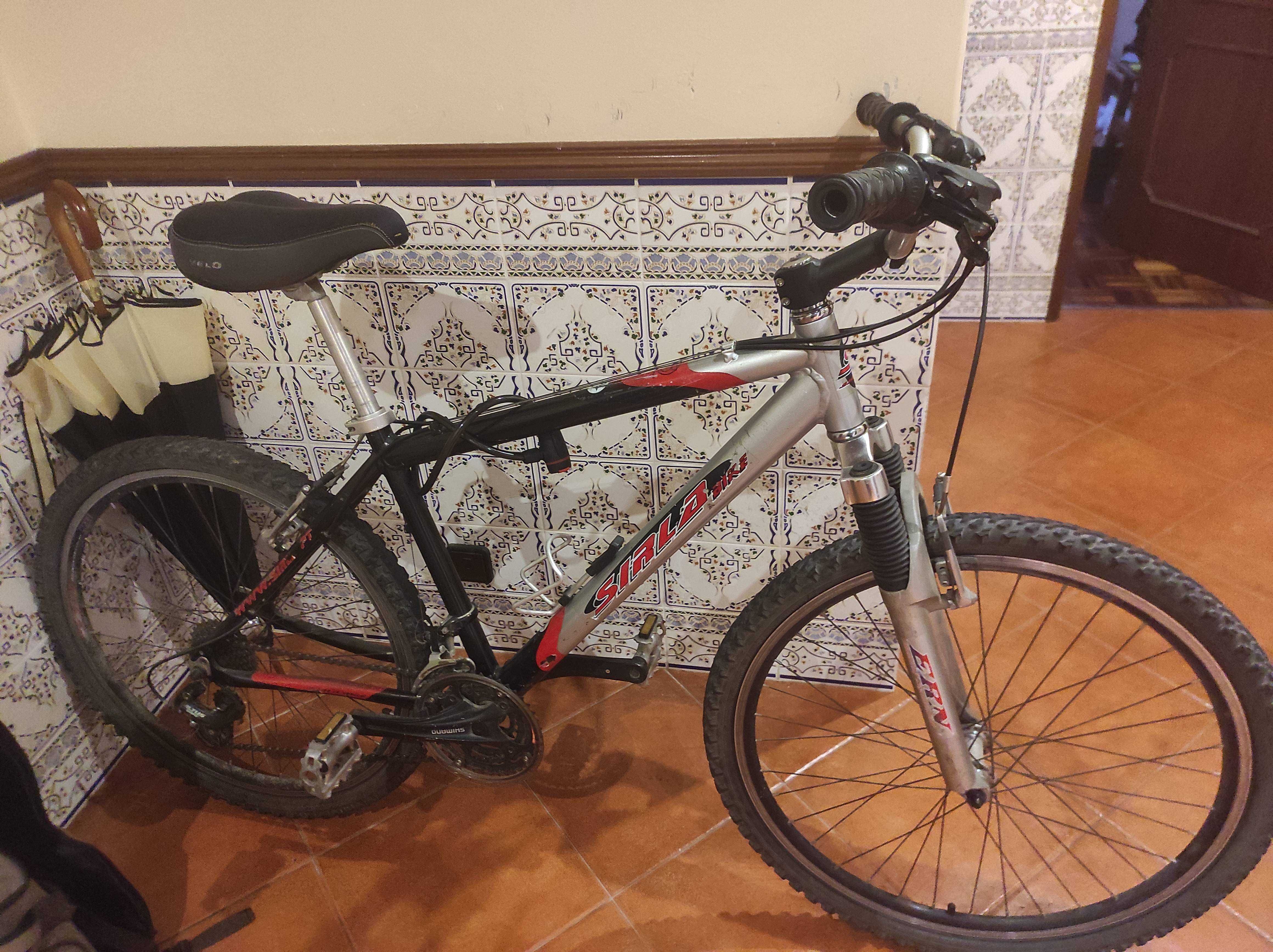 Bicicleta Vermelha e Preta