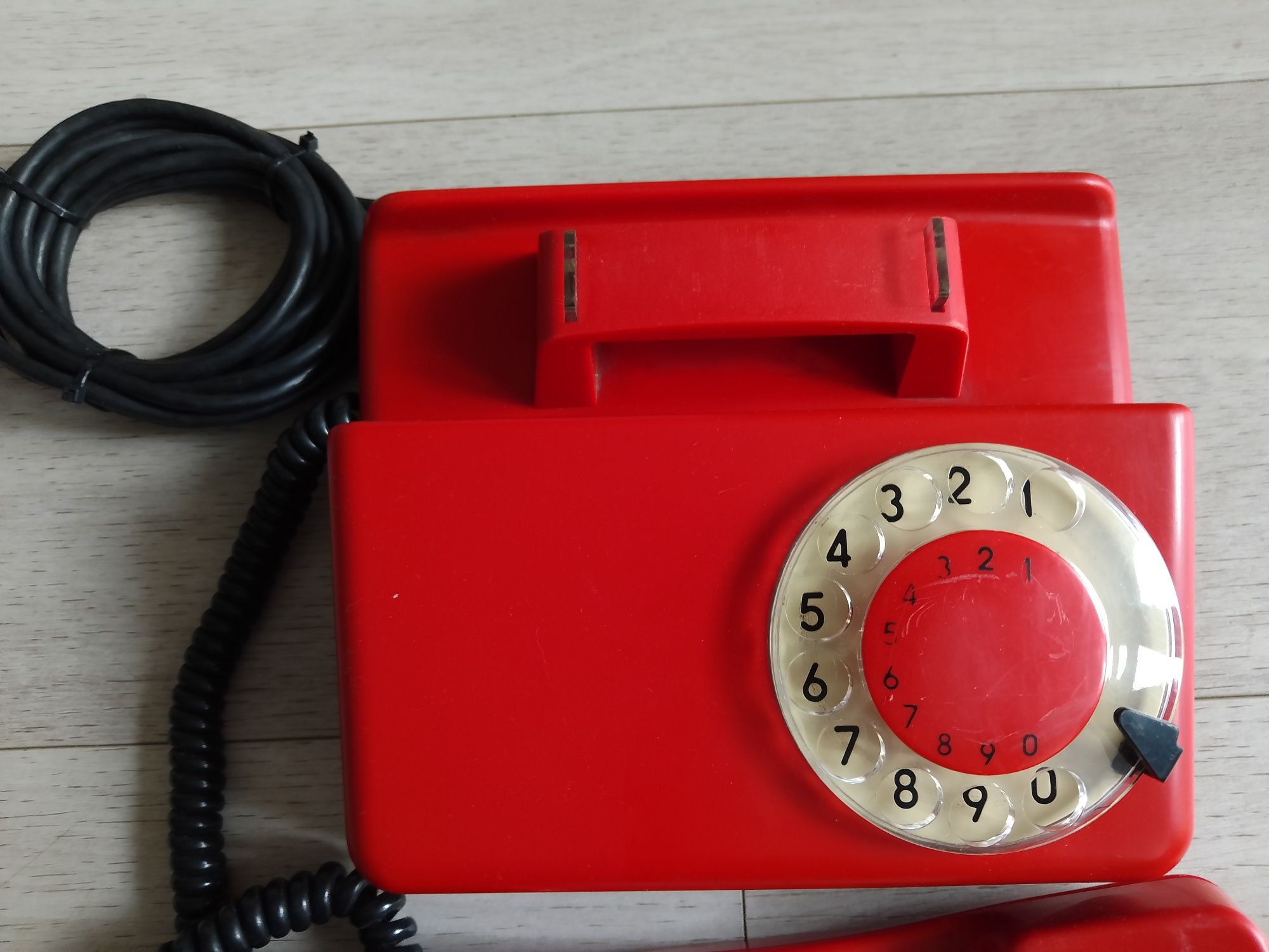 Telefon tarczowy z czasów PRL TULIPAN, czerwony