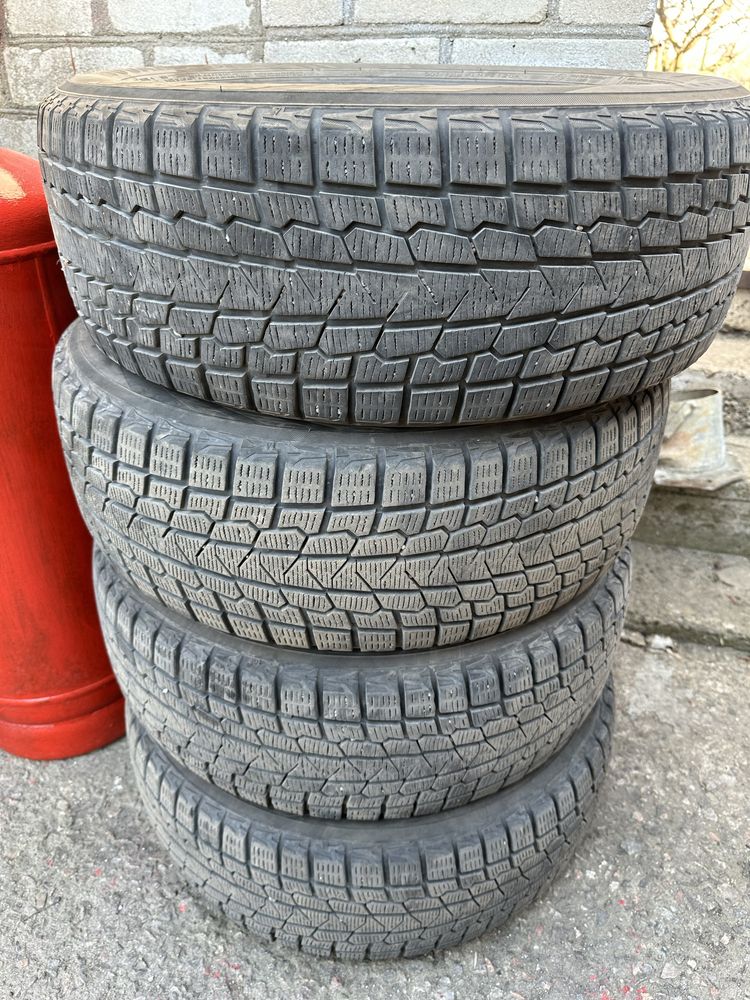 Шини Yokohama 215/55 R17 94H Зима