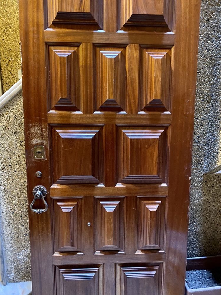 Porta de entrada principal em madeira maciça