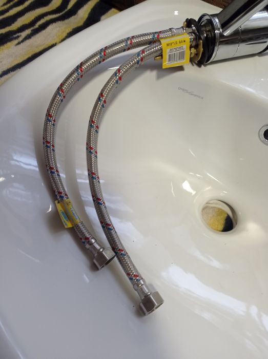 Умывальник, смеситель, сифон