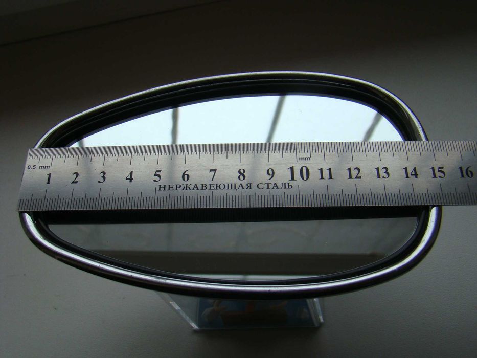 Зеркало заднего вида мотоцикла.