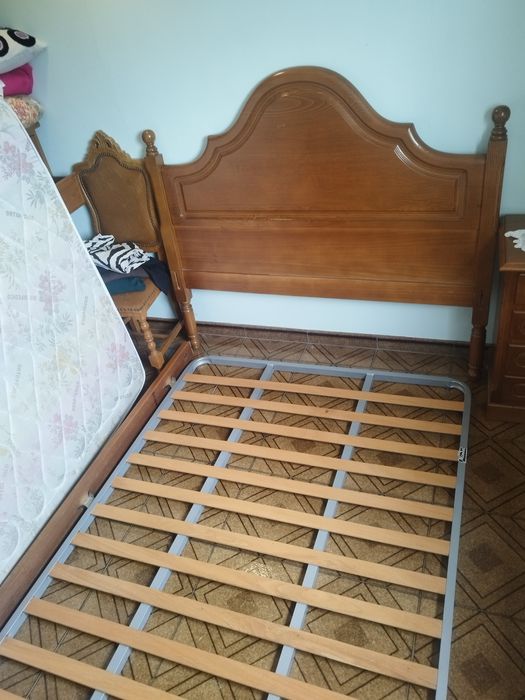 Cama Semi-Nova com Mesas de Cabeceira