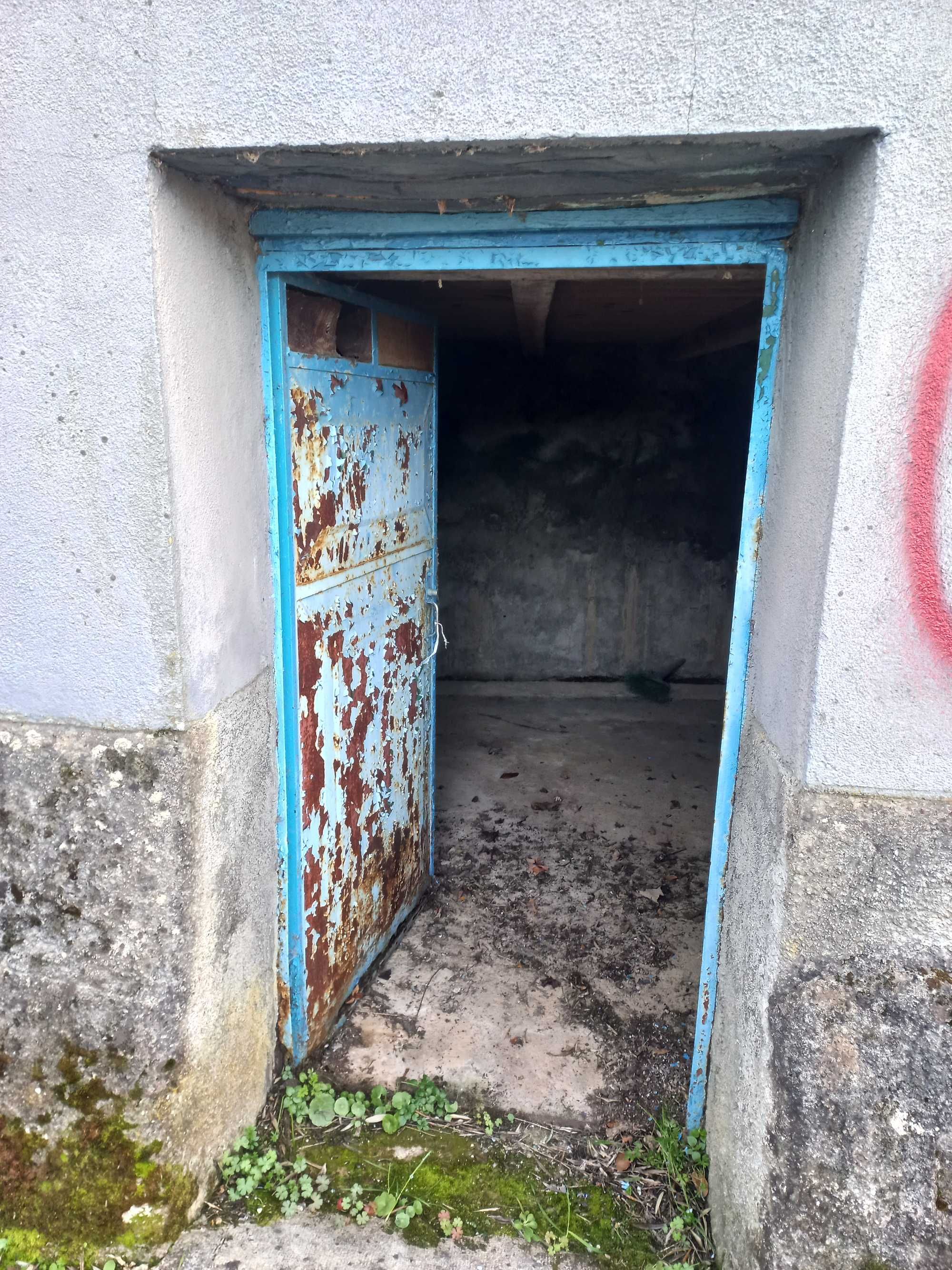 Moradia para recuperar no centro da aldeia de Portas do Souto