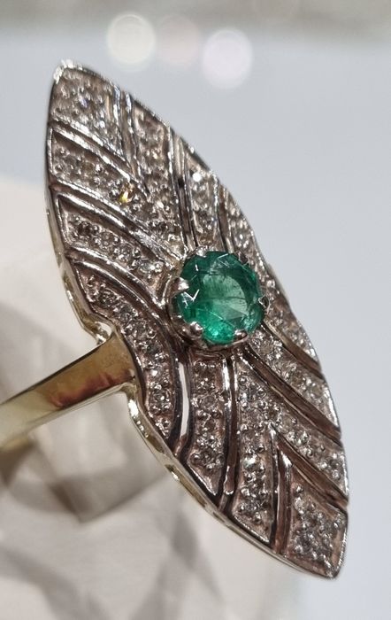 Золота каблучка з діамантами та смарагдом.  4,57 грм