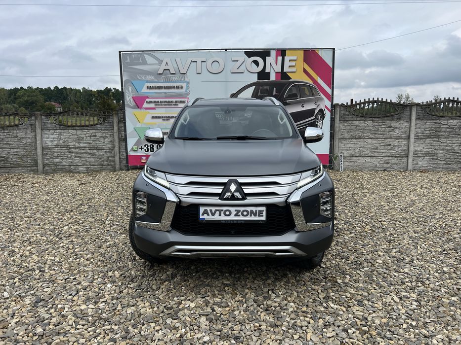 Машина в гарому стані затянута в броні плівку