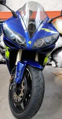 Moto Yamaha R1 Azul